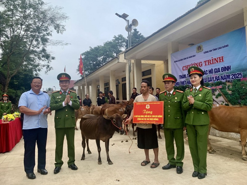 Trường Cao đẳng Cảnh sát nhân dân I trao quà cho bà con vùng lũ Cao Bằng